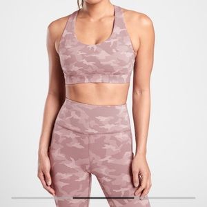 Athleta ultimate stash pocket textured camo Capri with matching bra